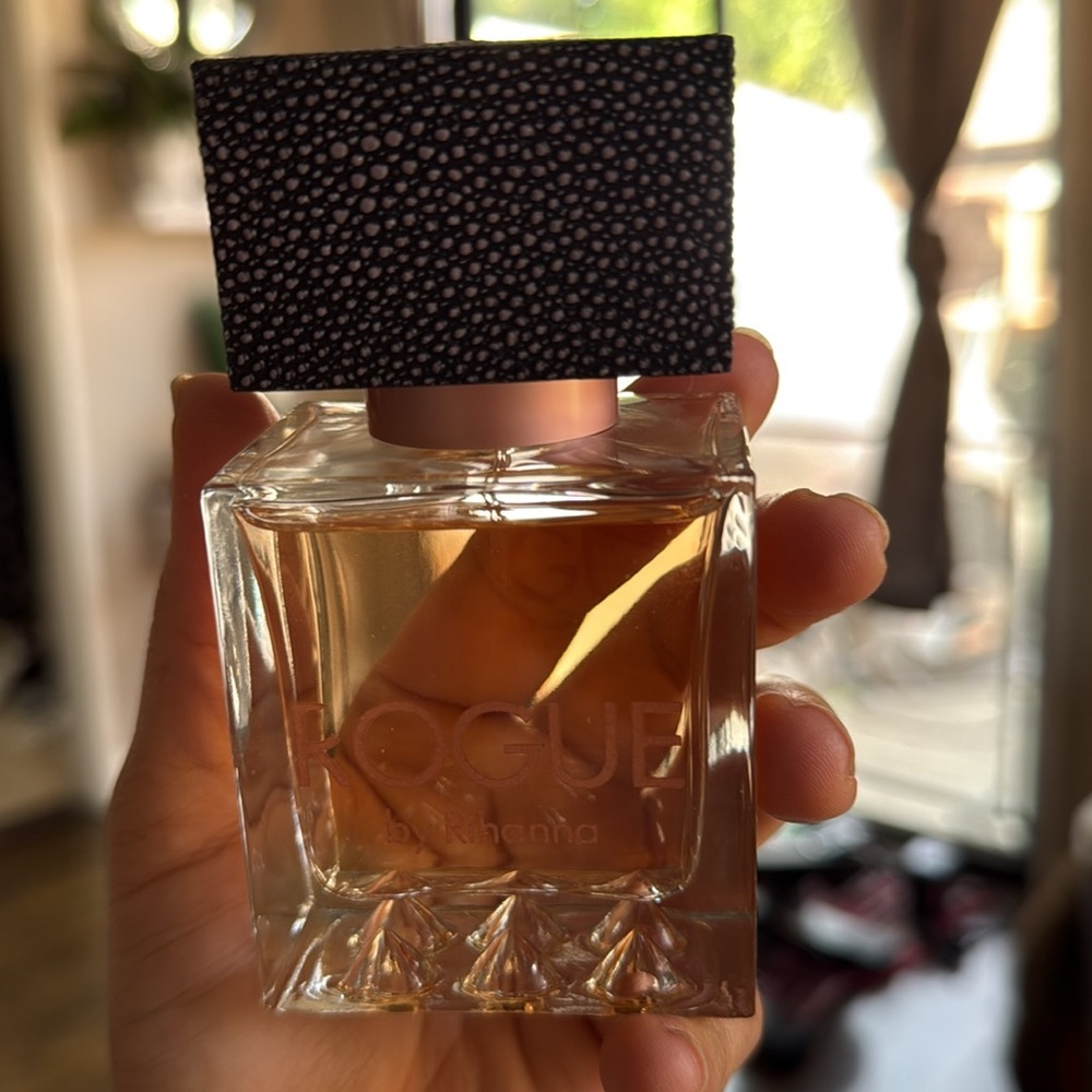 4.5 oz Rogue perfume by Rihanna - Picture 2 of 2